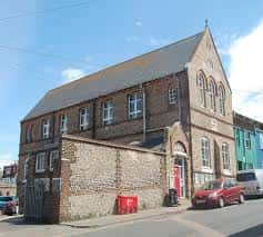 Vista exterior del Hanover Community Centre en Brighton, mostrando su fachada de ladrillo y arquitectura tradicional