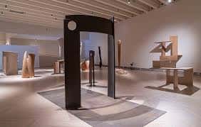 Interior de la sala de exposiciones con esculturas modernas y diseño minimalista