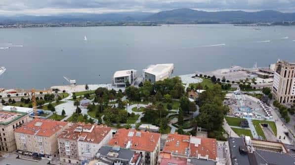 Vista aérea panorámica de los Jardines de Pereda con el mar Cantábrico y el Centro Botín al fondo