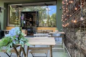 Terraza exterior del Bar Bico en A Coruña con mesas, sillas y decoración de luces