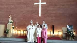 Ceremonia religiosa en el interior de la parroquia con clérigos y fieles frente al altar