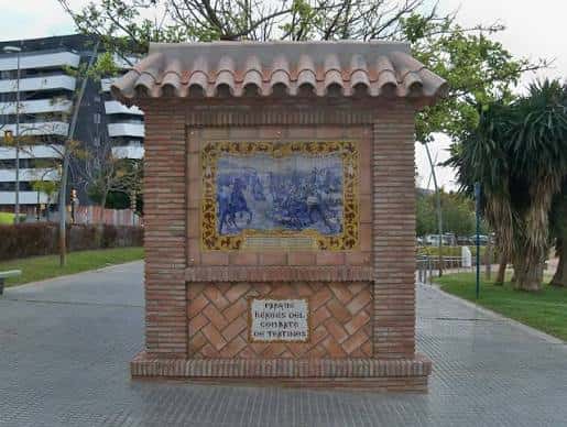 Monolito de ladrillo con azulejos decorativos en el Parque Héroes del Combate de Teatinos