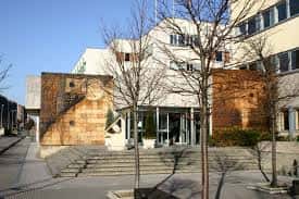 Vista exterior de la Facultad de Ciencias de la Universidad de Cantabria con fachada de piedra y escalinata principal