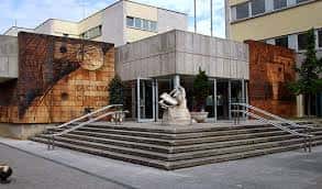 Entrada principal de la Facultad de Ciencias con escultura y muros decorativos