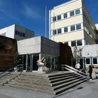 Plaza frontal de la Facultad de Ciencias con escaleras y acceso al edificio