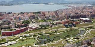 Vista panorámica del campus de la Universidad de Cantabria junto al mar
