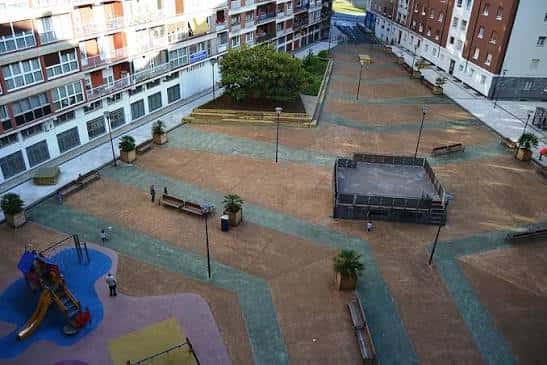 Vista aérea de la Plaza de los Prebostes con zona de juegos infantiles y bancos