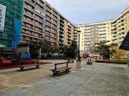 Plaza de los Prebostes con bancos y edificios residenciales al fondo