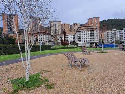 Plaza de Herrera con bancos y zona ajardinada en San Sebastián