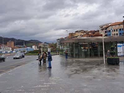 Entrada moderna a la Plaza de Herrera con personas caminando