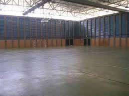 Pabellón deportivo vacío listo para eventos