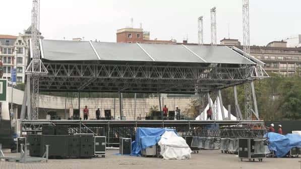 Vista general del escenario de Abandoibarra durante su montaje, mostrando la estructura metálica y el entorno urbano