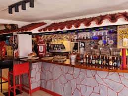 Interior del bar Road by Alice con barra decorada y ambiente festivo