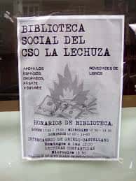 Cartel informativo de la biblioteca social del CSOA La Lechuza