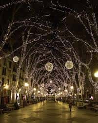 Passeig del Born iluminado con luces navideñas creando un ambiente mágico