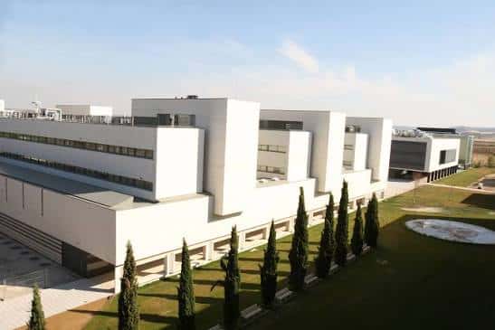 Vista aérea de la moderna fachada de la Facultad de Ciencias de la Universidad de Valladolid