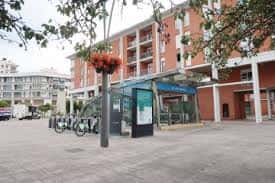 Plaza Sagastieder con parada de autobús y edificios residenciales al fondo