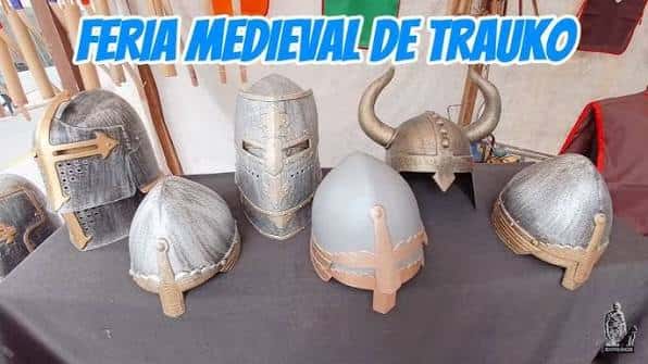 Exposición de cascos medievales en la Feria Medieval de Trauko