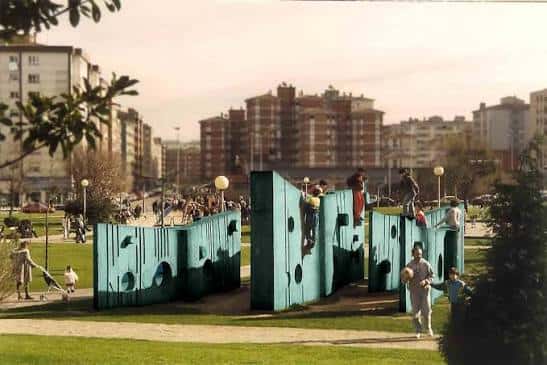 Escultura interactiva en el parque infantil con niños jugando sobre ella