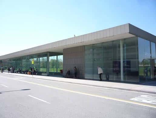 Fachada moderna de la estación con grandes ventanales de cristal
