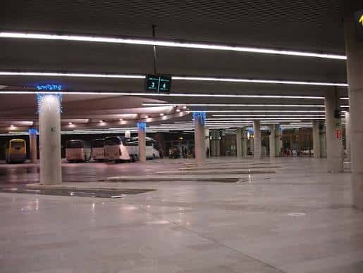 Interior de la estación con andenes y autobuses estacionados