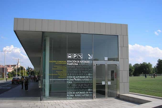 Entrada principal de la estación con señalización clara