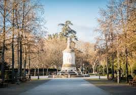 Paseo arbolado con monumento central en el Parque de la Taconera