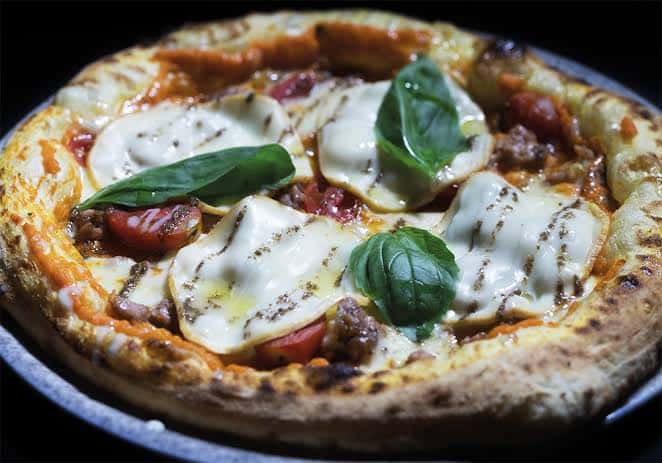 Pizza Margarita con mozzarella fresca y albahaca