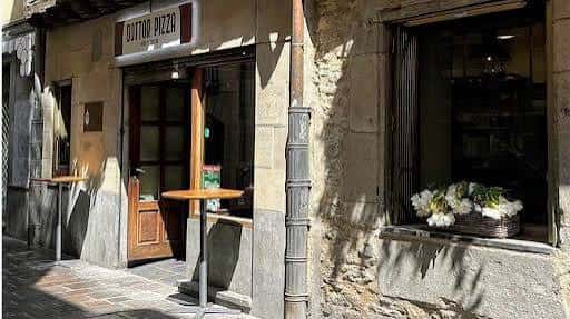 Fachada exterior del restaurante Dottor Pizza en Vitoria