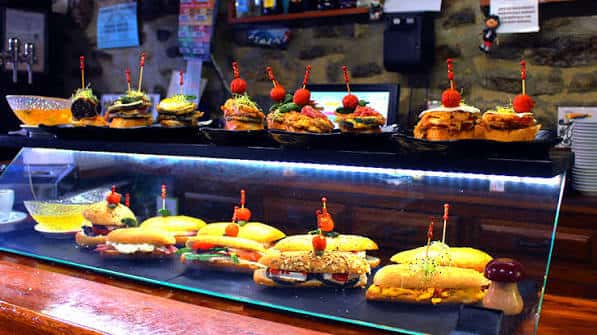 Exhibición de tapas y pinchos en el mostrador del Bar La Teja