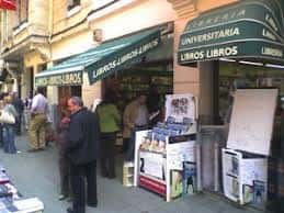 Fachada de la Librería Universitaria en Bilbao con clientes y escaparate