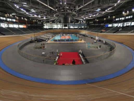 Vista aérea del interior del velódromo con pista de ciclismo y zona central