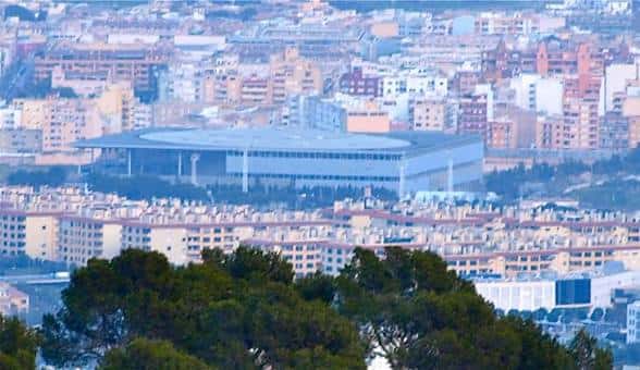 Vista panorámica del Velòdrom Illes Balears desde una colina