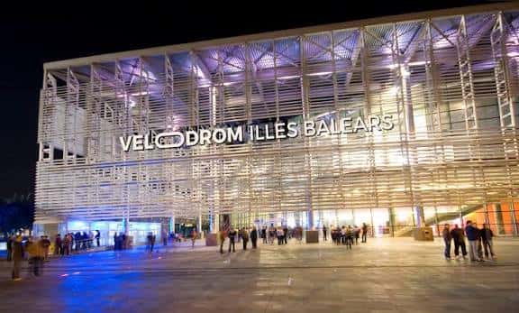 Fachada exterior del Velòdrom Illes Balears iluminada por la noche