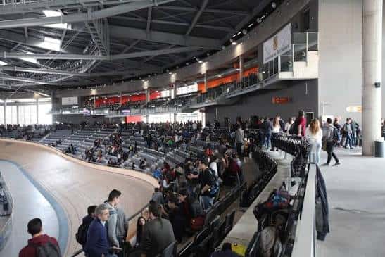 Interior del velódromo con espectadores en las gradas durante un evento