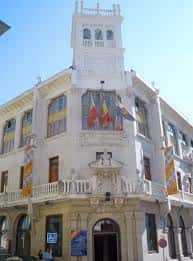 Fachada principal del Centro Cívico Juan Carlos Calderón con torre y banderas