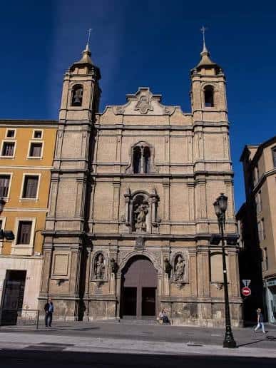 Fachada principal de la Iglesia de las Escuelas Pías en Zaragoza bajo cielo azul