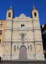 Vista frontal de la iglesia con sus torres gemelas y entrada central