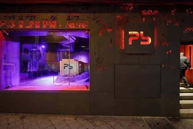 Fachada exterior del club Planta Baja con iluminación roja y morada