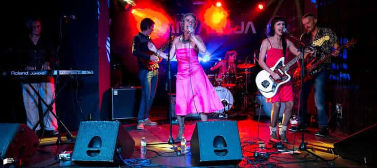 Concierto en vivo en el escenario del club con banda tocando