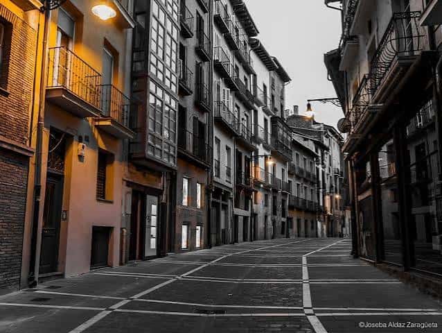 Calle Nueva de Pamplona al atardecer con fachadas iluminadas