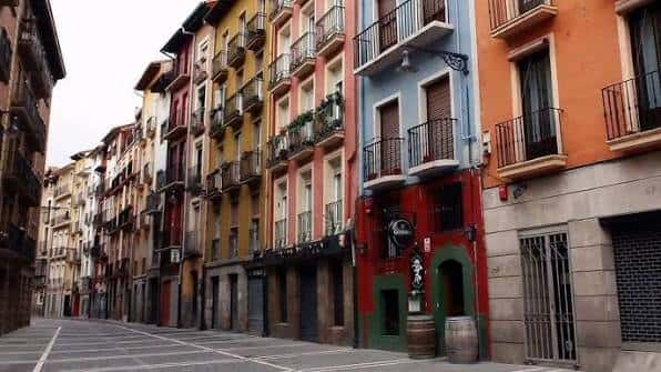 Vista de la calle Nueva con edificios de colores y balcones