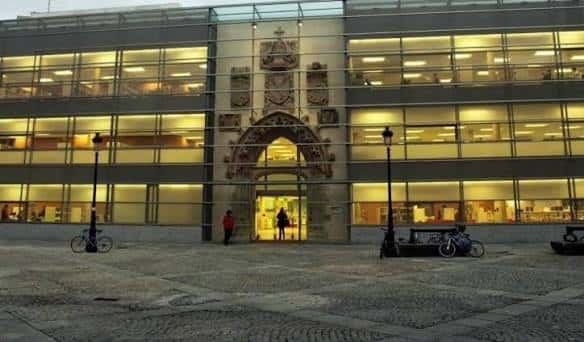 Fachada principal de la Biblioteca Pública de Burgos con el arco histórico iluminado