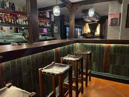 Barra de la taberna con ambiente acogedor