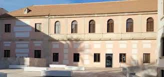 Vista exterior del edificio del museo con fachada clásica y patios