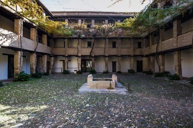 Patio interior del Corral del Carbón con fuente central y galerías coloniales