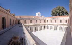 Patio interior del museo con arcos y arquitectura tradicional