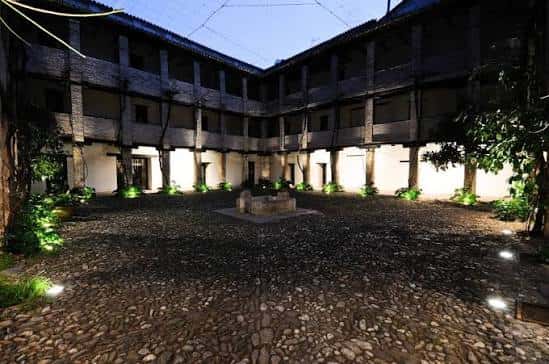 Patio del Corral del Carbón iluminado por la noche, ideal para eventos