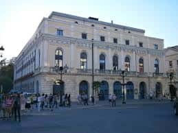 Vista exterior del Teatro Principal de Burgos con fachada neoclásica y público en la plaza