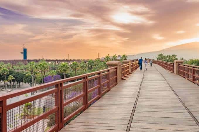 Paseo peatonal del Cable Inglés con personas caminando al atardecer